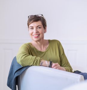 Rebecca Thomson Cognitive Behavioural Hypnotherapist helping professional women change their relationship with alcohol.